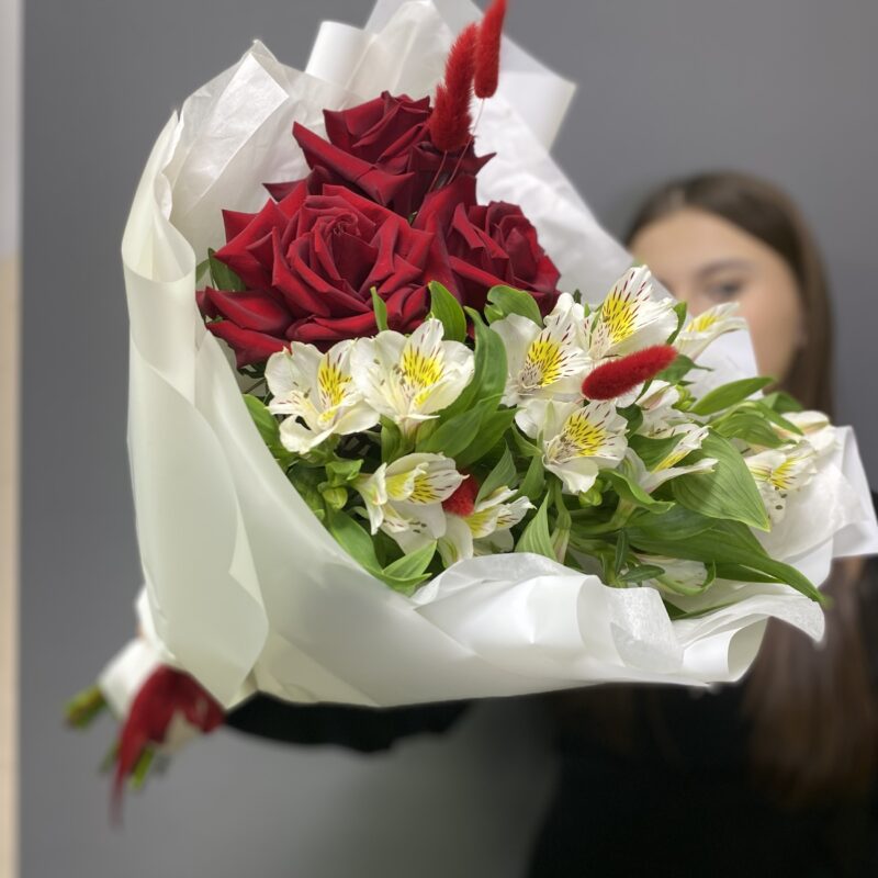 Букет  с розой и альстромерией